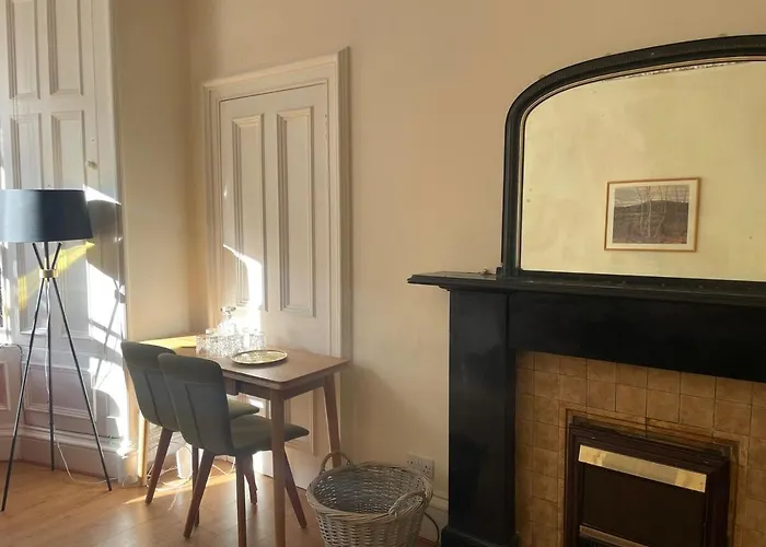 Large Flat In Chic Bruntsfield